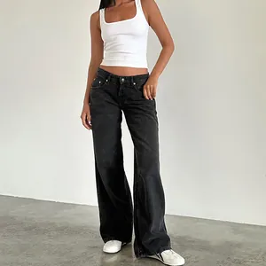 Femme portant un jean vintage taille basse à jambes larges en denim gris foncé lavé