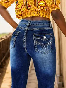 Dettaglio dei jeans da donna a vita bassa con ricamo dettagliato sulla tasca posteriore.