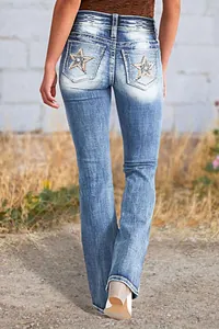 Vue arrière détaillée d'un jean bleu avec une broderie d'étoile élégante sur les poches