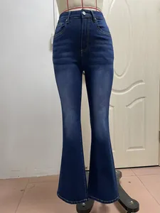 Vista frontale di jeans a zampa blu scuro con dettagli sbiaditi su un manichino