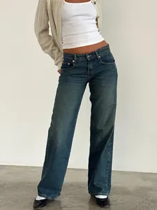 Vue complète du jean droit pour femme au délavage vintage avec un style décontracté