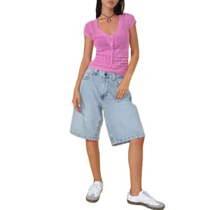 Modieuze slim-fit denim short voor dames, niet rekbaar, in een lichtblauwe wassing