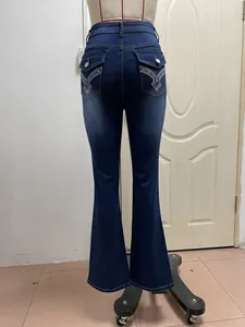 Vista posteriore dettagliata di jeans a zampa d'elefante blu scuro con ricami
