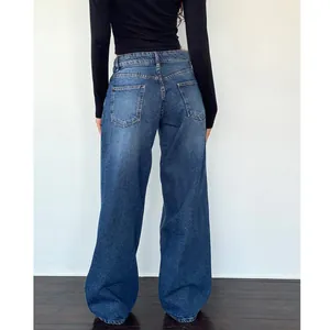 Vue arrière détaillée d'un jean en denim vintage à jambes larges pour femmes élégantes