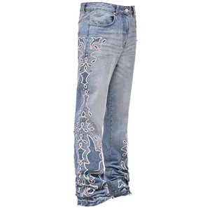 Jeans da uomo con sfumatura azzurra gamba larga con intricati ricami rosa e borchie