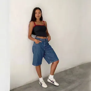Dames denim short met hoge taille in blauw, relaxte pasvorm voor een zomerse look.