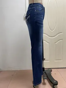 Profilo laterale di jeans blu scuro che mostra vestibilità e tasca posteriore ricamata
