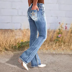 Jean évasé vintage pour femme avec broderie étoile sur la poche, style western.