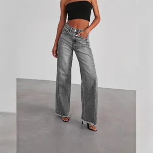 Jean large taille haute gris délavé avec ourlet brut et coupe décontractée.
