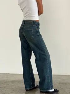 Vue détaillée d'un jean droit pour femme délavé foncé, style vintage et décontracté.