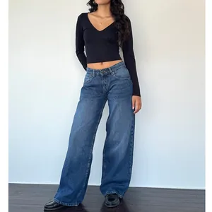 Jean large bleu délavé vintage pour femme avec une coupe taille basse tendance.