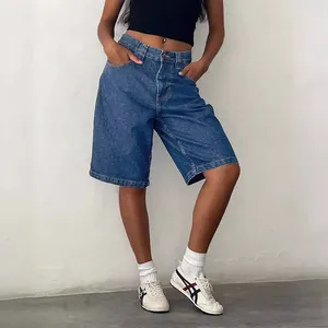 Modieuze blauwe denim shorts met hoge taille voor dames gestyled met zwarte crop top en gympen