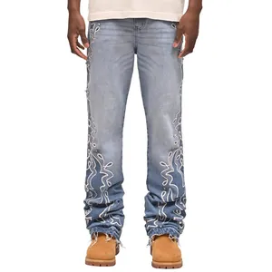 Jeans da uomo a gamba dritta, lavaggio sfumato azzurro con ricamo a fiamma bianca.