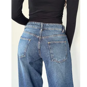 Vue arrière de jean droit délavé vintage avec deux poches arrière pour femmes.