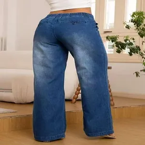 Vue arrière détaillée d'un pantalon en jean bleu décontracté pour femme à taille élastique