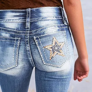 Vue arrière d'un jean stretch slim pour femme avec broderie d'étoile sur la poche arrière