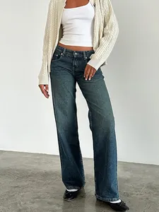 Détail du jean droit bleu foncé pour femme dans un cadre de vie minimaliste moderne