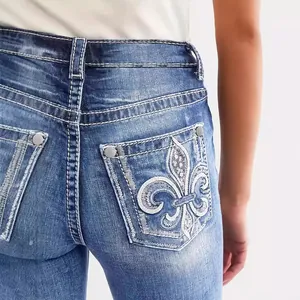 Slim Fit Damen-Jeans mit klassischer Fleur-de-lis-Stickerei auf der Gesäßtasche.