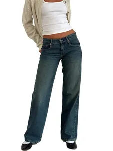 Jean droit classique pour femme en bleu délavé vintage porté par une mannequin