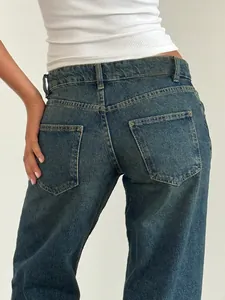 Vue arrière détaillée d'un jean droit bleu pour femme avec des poches classiques