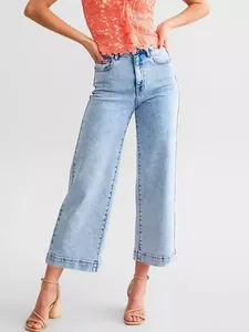 Jean court coupe droite bleu clair pour femme pour un look d'été décontracté chic.