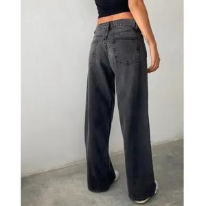 Vue arrière détaillée d'un jean vintage gris délavé à taille basse et jambes larges.