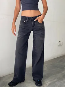 Vue détaillée d'un jean noir délavé à coupe droite pour femme porté par un mannequin