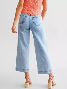 Vue arrière détaillée d'un jean court à jambe droite pour femme, délavé clair