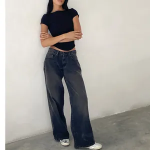 Vue de côté d'une femme portant un jean en denim large à taille basse vintage