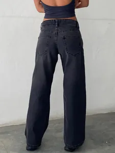 Vue arrière d'un jean droit noir de haute qualité pour femmes contre un mur blanc