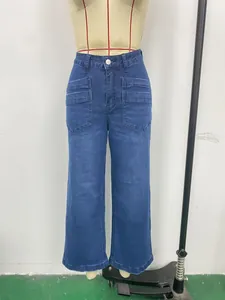 Vista frontal de vaqueros azules vintage de pierna ancha para mujer con bolsillos