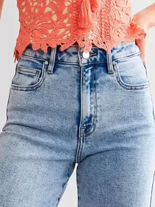 Gros plan sur les détails d'un jean en denim bleu clair à taille haute pour femme