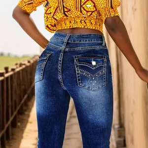 Jeans skinny da donna con tasche posteriori ricamate decorative e dettagli in borchie