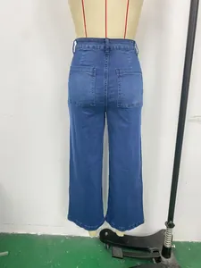 Vista posterior detallada de jeans azules retro de pierna ancha para mujer en un maniquí de costura