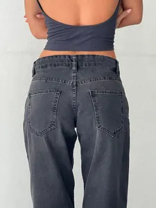 Gros plan des poches arrière d'un jean denim droit taille haute gris foncé femme