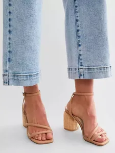 Gros plan d'un jean court à jambe droite bleu clair avec ourlet cousu