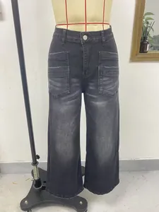 Detalle de vaqueros negros vintage de pierna ancha con bolsillos delanteros grandes.