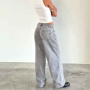 Vue arrière détaillée d'un jean rétro gris délavé à taille basse pour femmes