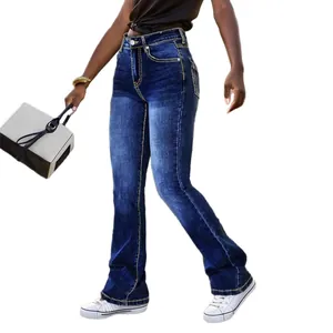 Jeans in denim blu a zampa a vita bassa da donna con vestibilità slim e cuciture a contrasto