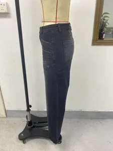 Vista de perfil de vaqueros anchos lavados gris oscuro vintage para mujer en maniquí