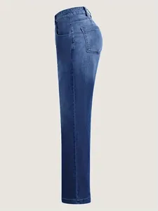 Vista lateral detallada de vaqueros azules de pernera recta y sueltos para mujer
