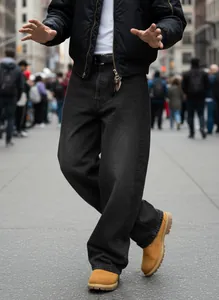 Foto street style di jeans neri larghi da uomo in un rilassato ambiente urbano retrò