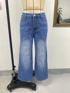 Vaqueros anchos retro azules para mujer con bolsillos delanteros grandes en maniquí
