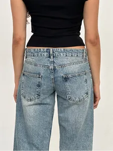 Vue arrière d'un jean en denim bleu clair à coupe droite pour femme dans un studio