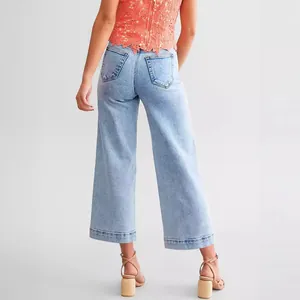 Vue arrière d'un jean court en denim bleu clair pour femme à coupe droite en studio