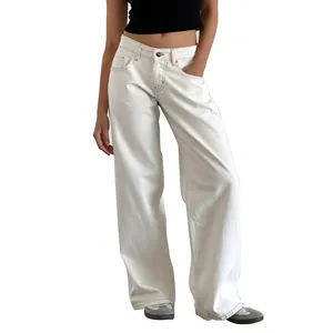 Vue détaillée d'un jean blanc à taille basse et jambes larges avec coutures contrastées
