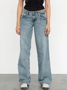 Vue détaillée du jean droit pour femme en denim délavé clair avec une coupe large