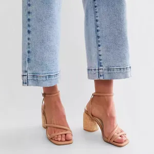 Jean court coupe droite bleu clair pour femme, assorti à des sandales élégantes