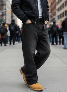 Dettaglio dei jeans larghi da uomo in lavaggio grigio scuro stile vintage