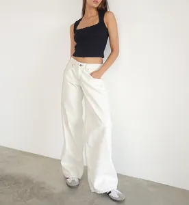 Vue d'ensemble d'un jean vintage blanc à taille basse et jambes larges pour femme